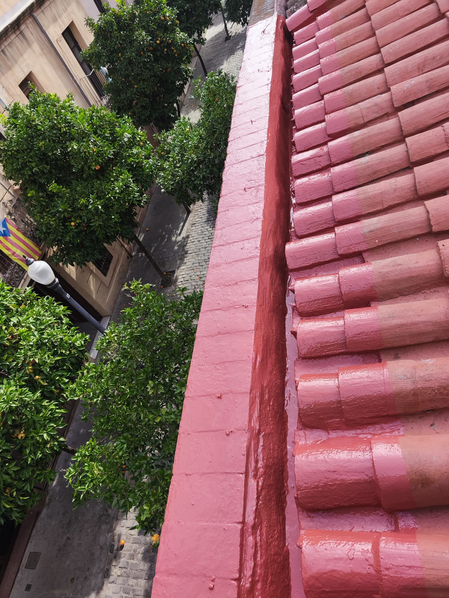 Después: Reparación de canal de obra con membrana de poliuretano en frío — acabado alifático rojo teja