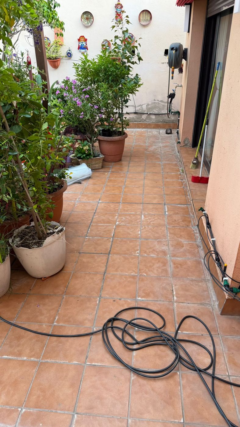 Antes: Terraza con membrana líquida de poliuretano en frío — acabado alifático rojo teja