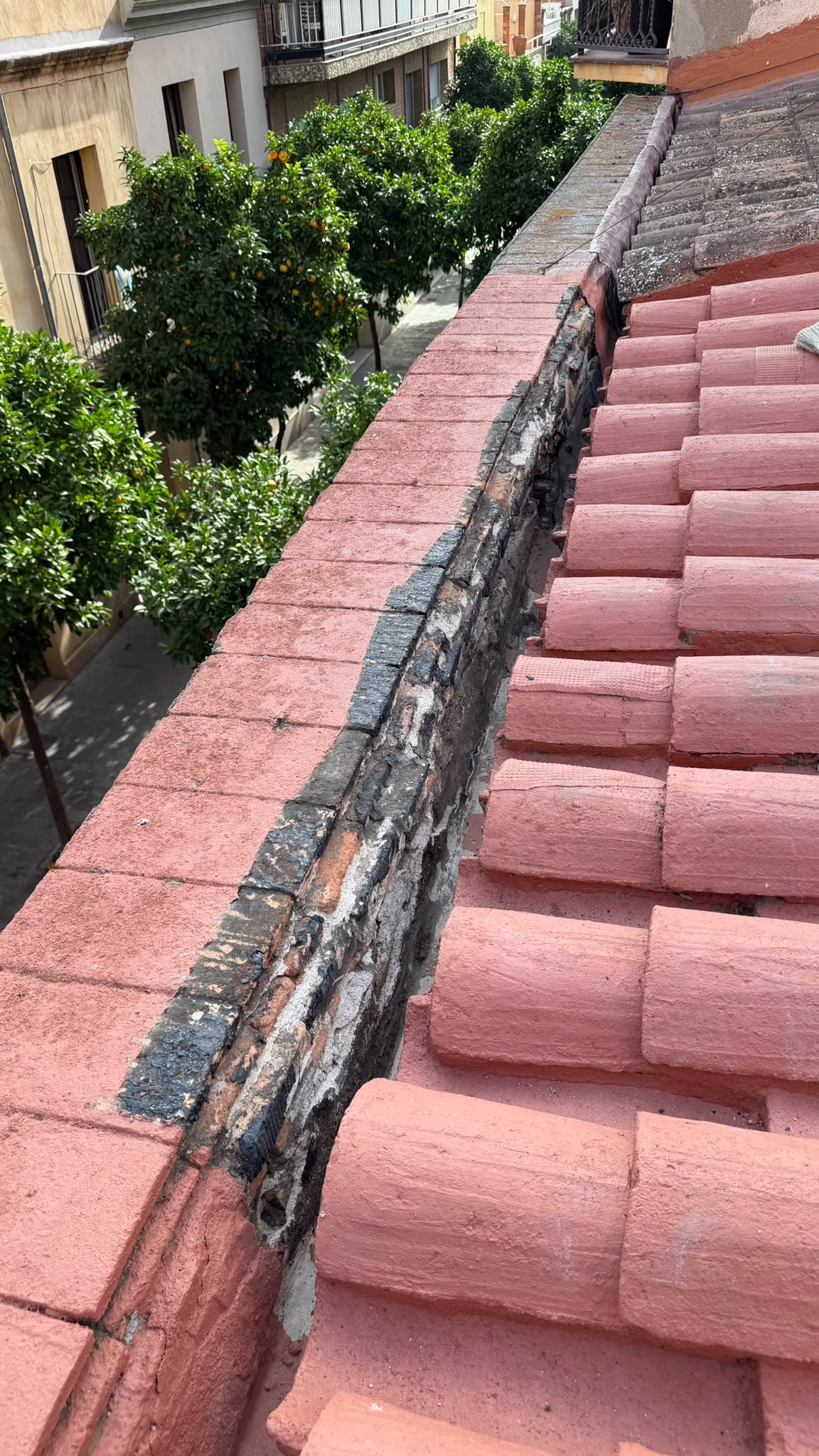 Proceso de trabajo: Reparación de canal de obra con membrana de poliuretano en frío — acabado alifático rojo teja