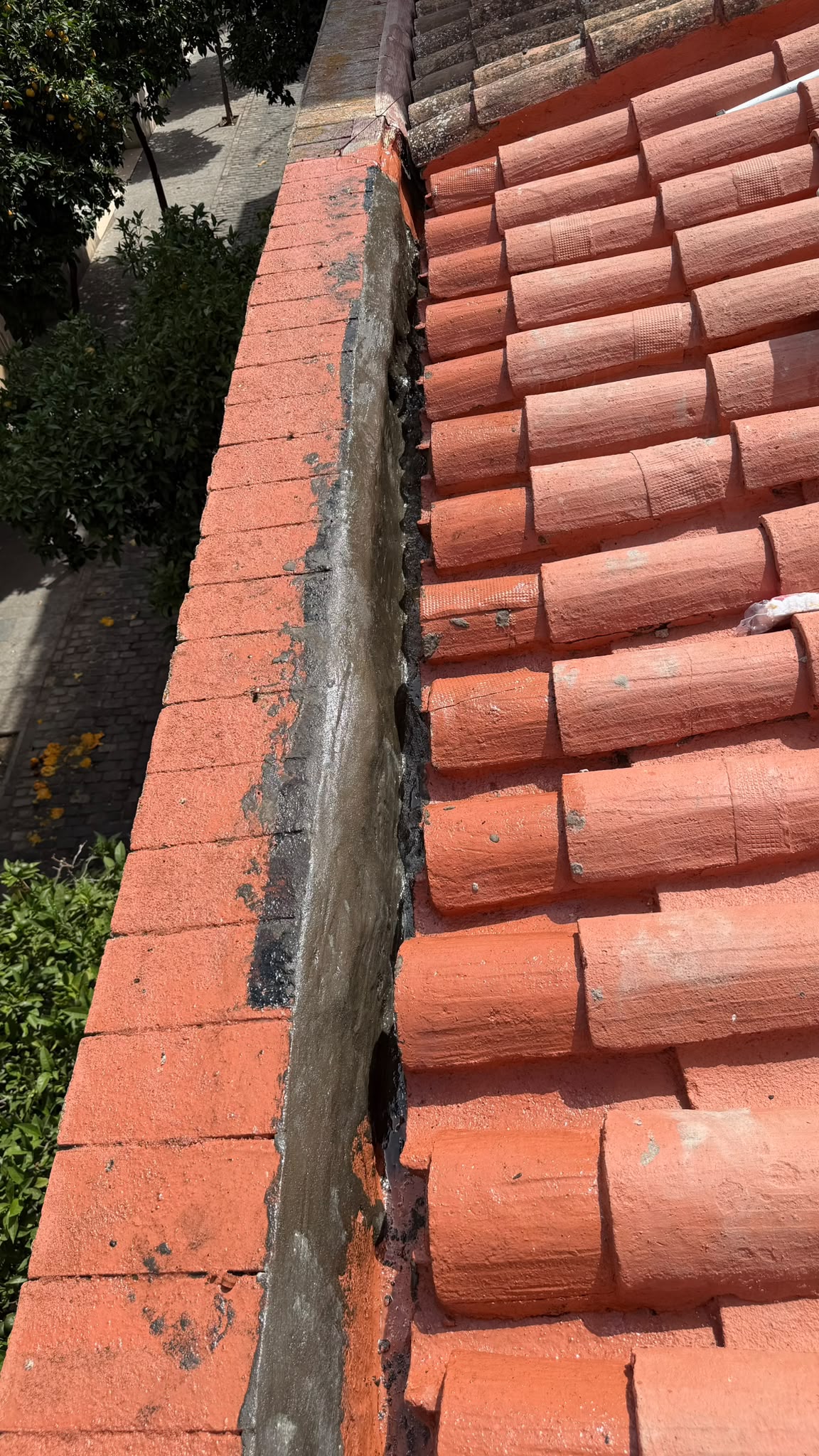 Proceso de trabajo: Reparación de canal de obra con membrana de poliuretano en frío — acabado alifático rojo teja