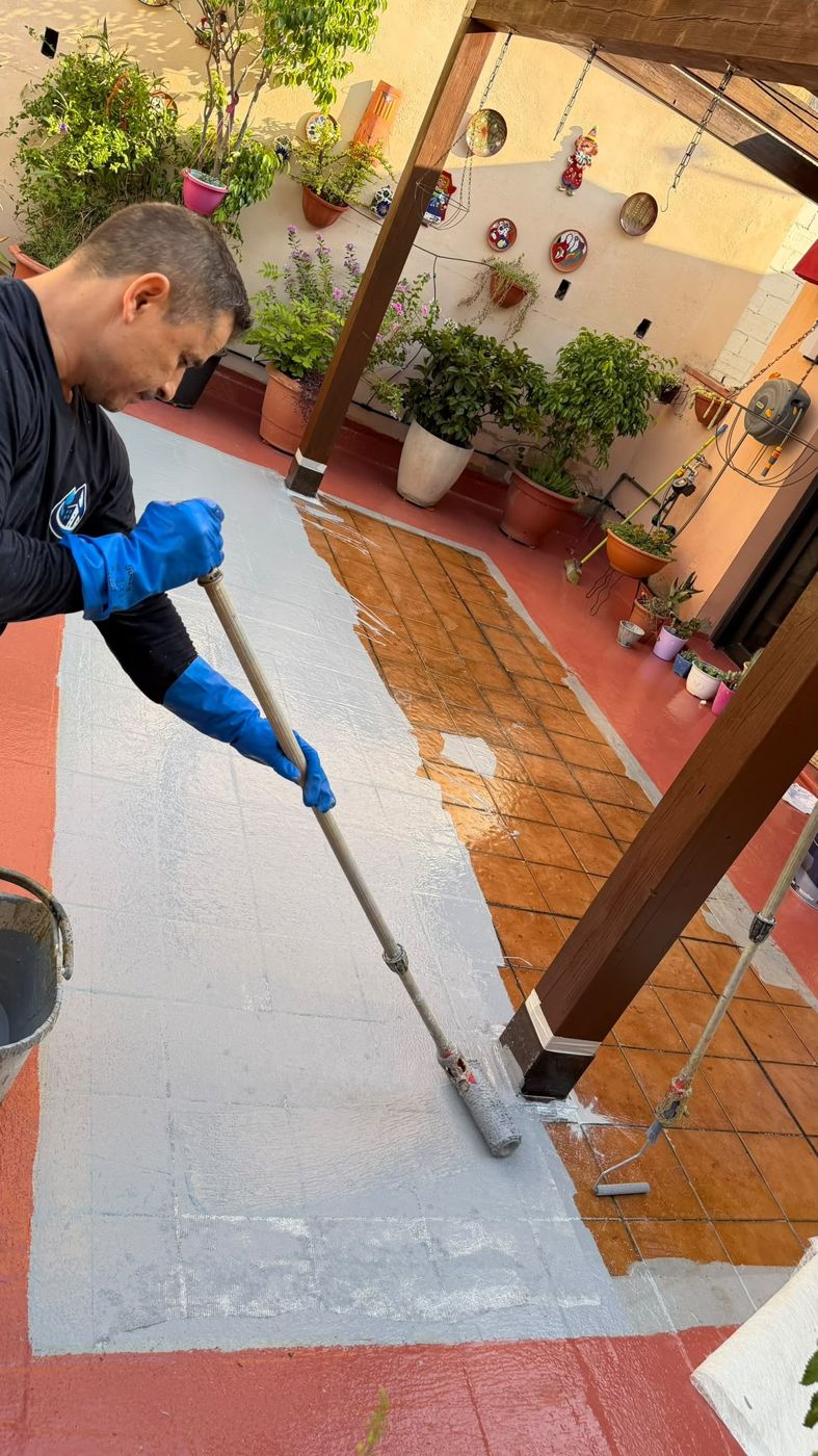 Proceso de trabajo: Terraza con membrana líquida de poliuretano en frío — acabado alifático rojo teja