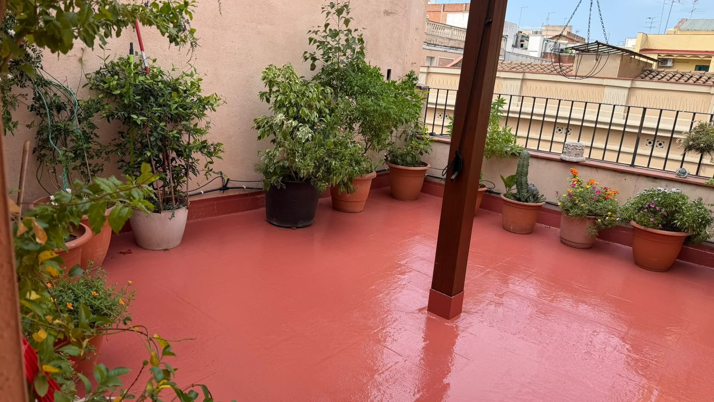 Después: Terraza con membrana líquida de poliuretano en frío — acabado alifático rojo teja