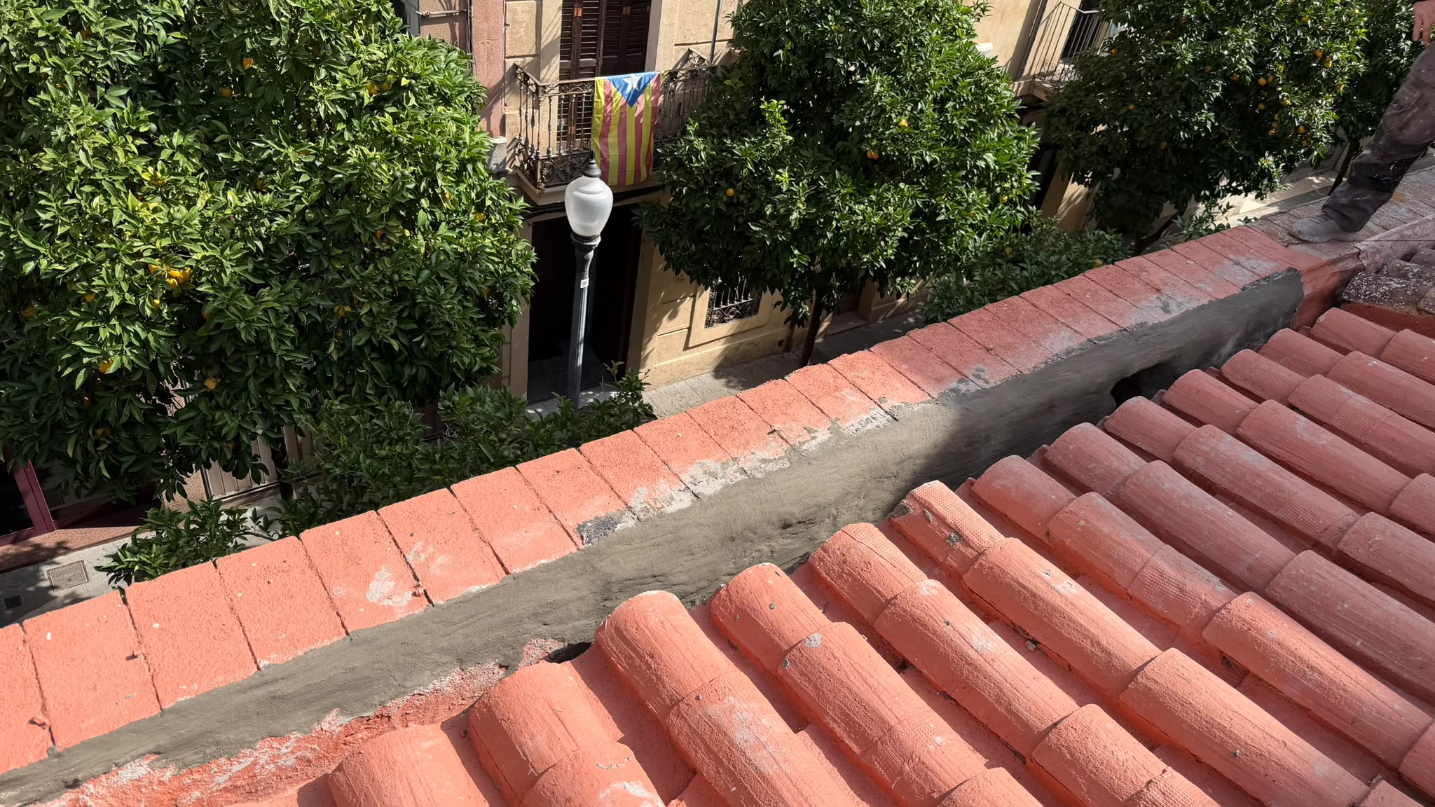 Proceso de trabajo: Reparación de canal de obra con membrana de poliuretano en frío — acabado alifático rojo teja
