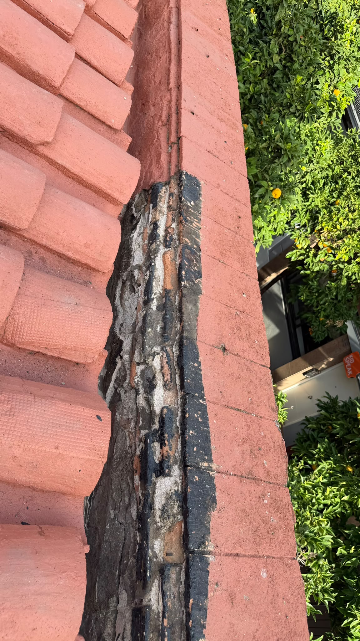Proceso de trabajo: Reparación de canal de obra con membrana de poliuretano en frío — acabado alifático rojo teja