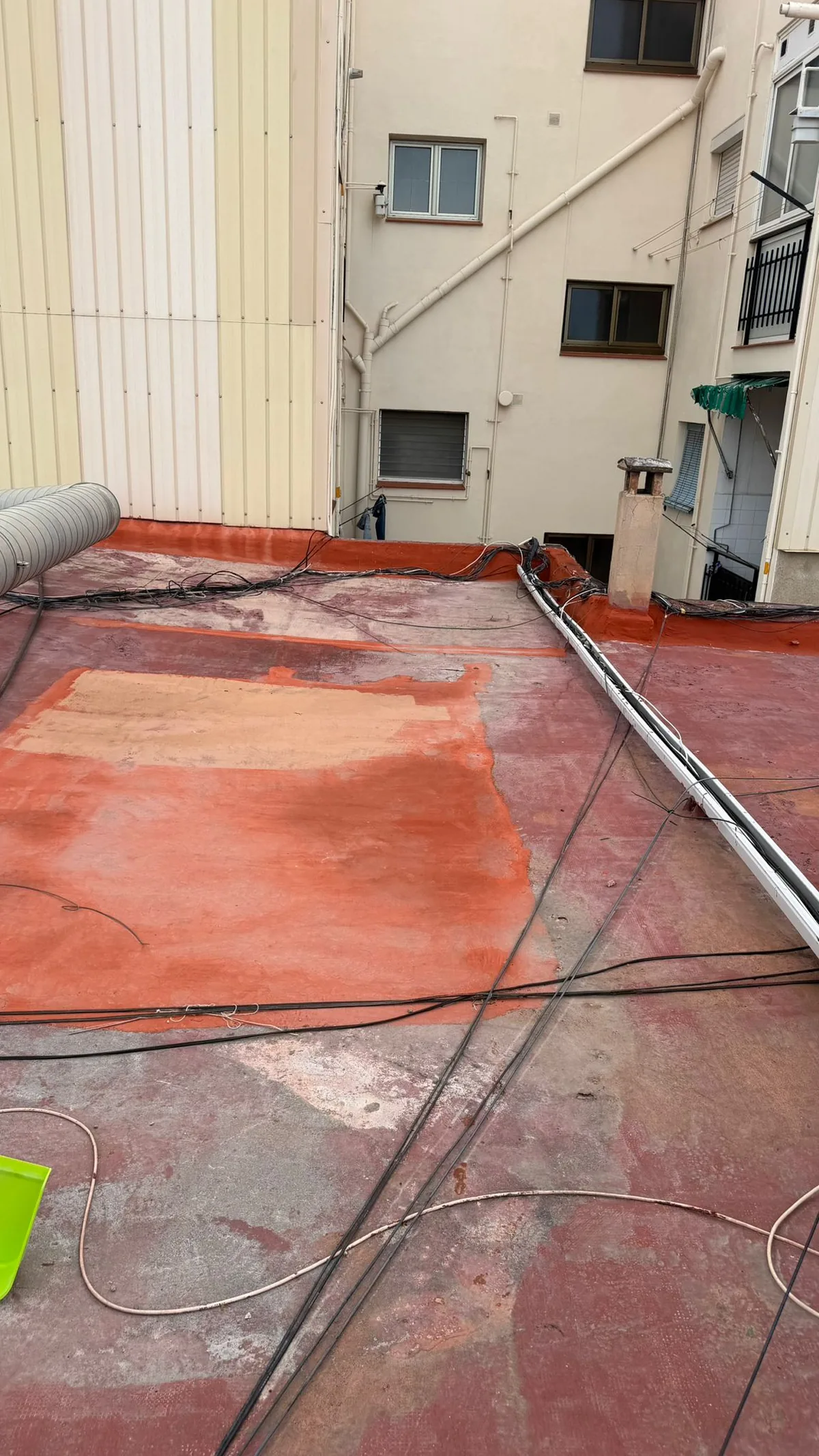 Proceso de trabajo: Cubierta no transitable — Membrana fría poliuretano MAPEI + acabado rojo teja