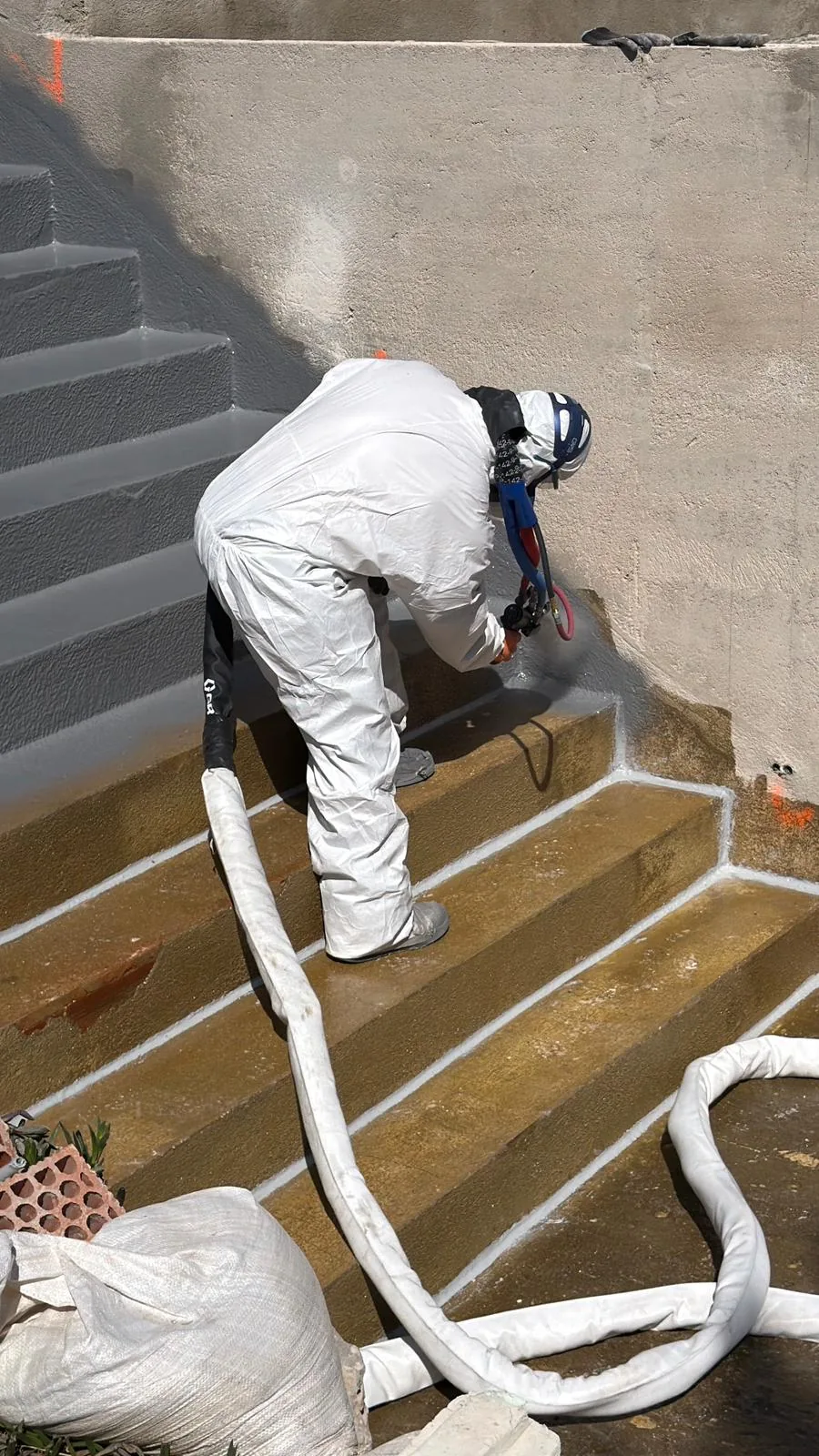 Antes: Impermeabilización de piscina y escaleras — Poliurea