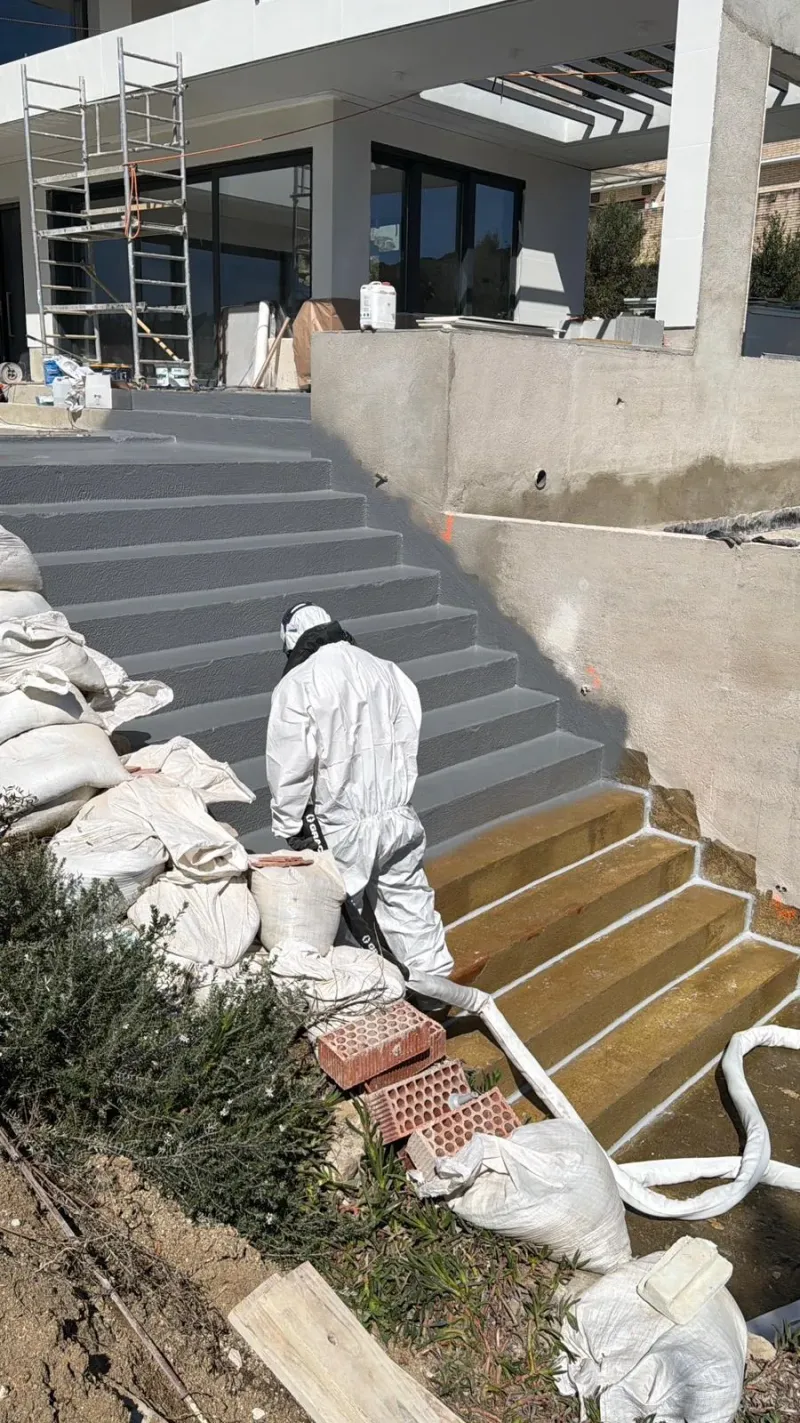 Escaleras industriales después de impermeabilizar en Polígono Montigalà