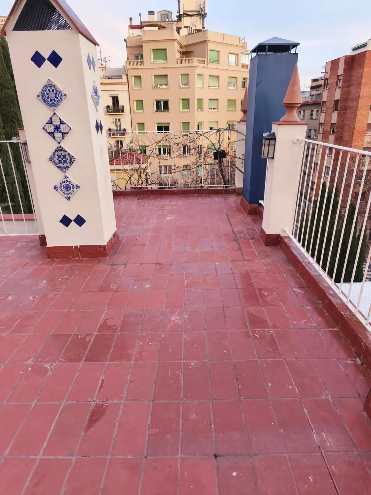 Terraza antes de impermeabilizar con baldosas deterioradas en Barcelona