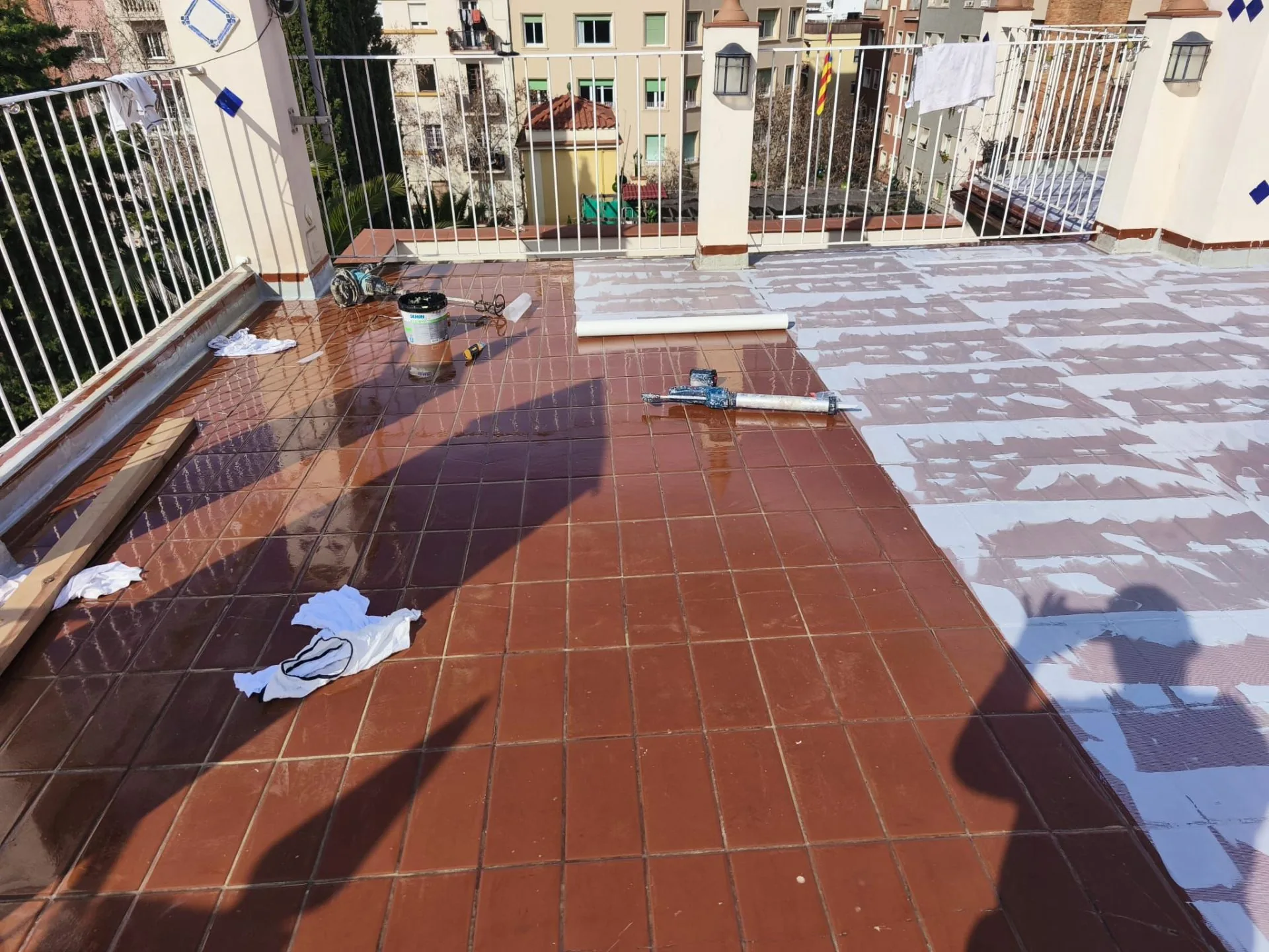 Proceso de impermeabilización de terraza en Badalona